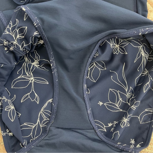 Nip Tuck Garden Line Foil One Piece Swimsuit Size 8 Navy Silver Metallic - Picture 16 of 16